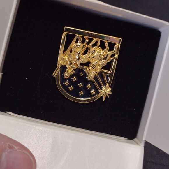 *Sale* Avon holy family tac pin - Picture 3 of 8